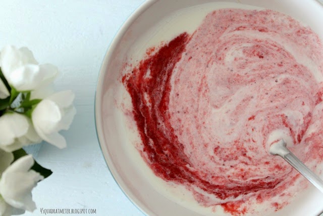 Joghurt-Quark-mit-p-C3-BCrrierten-Erdbeeren
