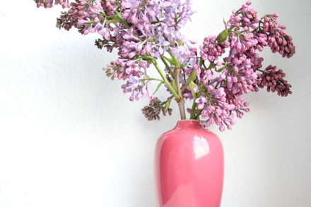Flieder in pinker Vase, 45 lebensfrohe Quadratmeter