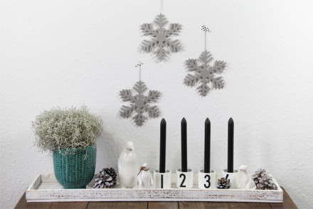 schlichter Adventskranz, Adventszeit, designletters espressotassen, Polartiere, weißes Porzellan, schwarze Kerzen, 45 lebensfrohe Quadratmeter