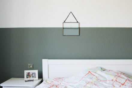 02 ein Jahr Zuhause Schlafzimmer makeover neue wandfarbe hunter green grün graue Wand weißes Bett kupfer Bilderrahmen