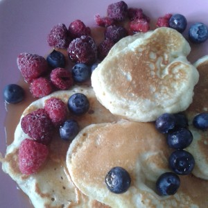 Pancakes mit Himbeeren und Heidelbeeren, sommer, sommerpause, 45 lebensfrohe Quadratmeter